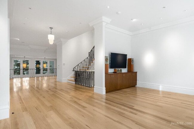 Building Photo - 19 Wilmot St