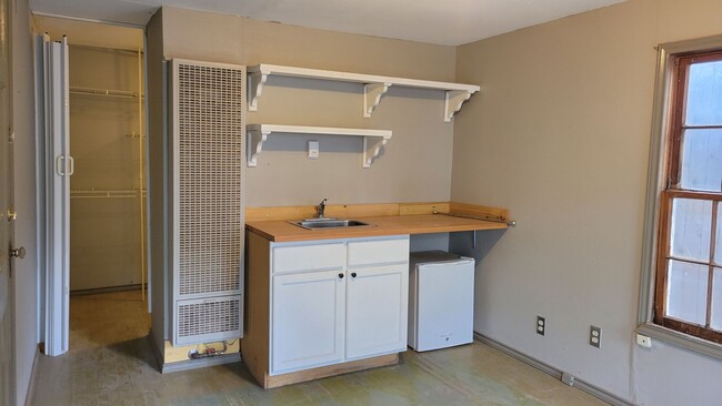 Building Photo - PRE-LEASING FOR September! Quiet Quaint Pr...
