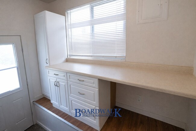 Building Photo - Beautiful 4 Bed 2 Bath SLC home!