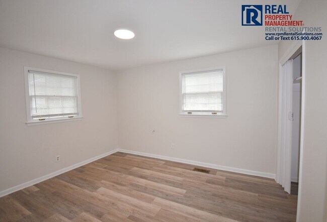 Building Photo - 2 bedroom 1 bath duplex with washer/dryer hookups, lawncare included!