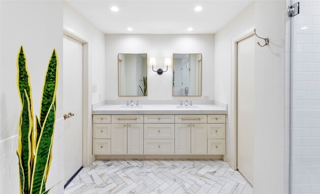 Building Photo - 3139 Bissonnet St