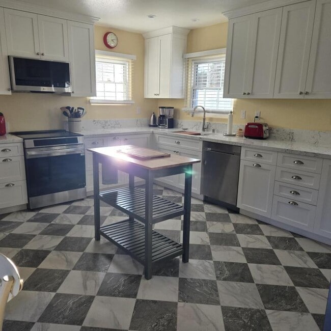 Building Photo - 901 A Ave