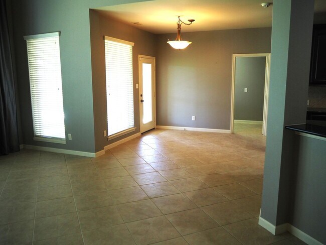 Building Photo - 28607 Green Hedge Dr