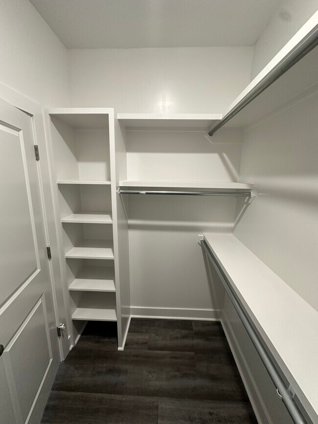 Building Photo - 1713 Bilbo St