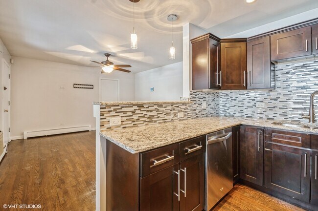 Building Photo - 4258 N Greenview Ave