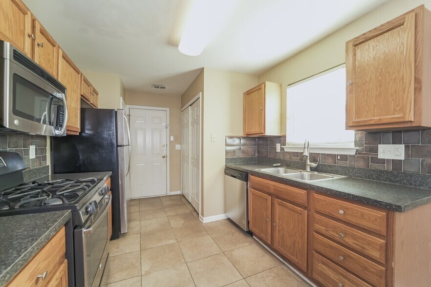 Building Photo - 7033 Indian Ridge Ln