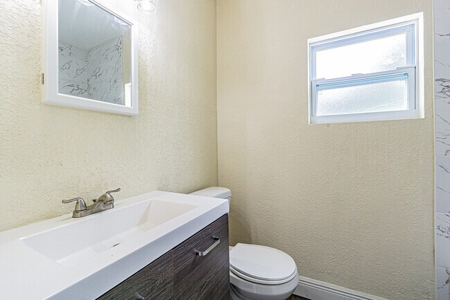 Building Photo - 505 E Virginia Ave