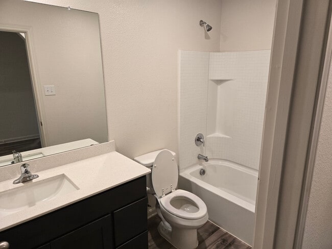 Building Photo - Room in House on Musselshell Dr