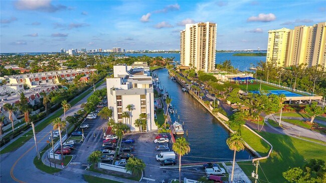 Building Photo - 1650 NE 115th St