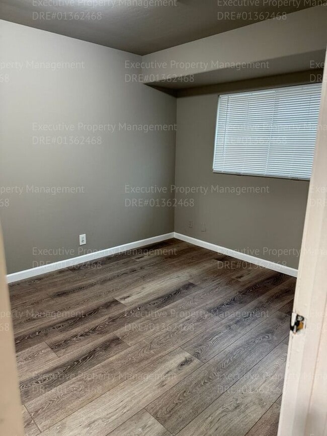 Building Photo - Spacious 3 bedroom, 2.5 bathroom townhome....