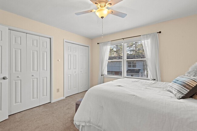 Building Photo - Townhouse in Chapel Hill