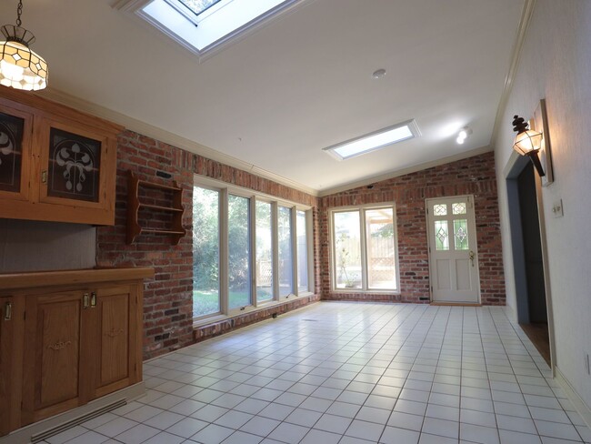 Building Photo - Beautiful home for rent minutes from the J...
