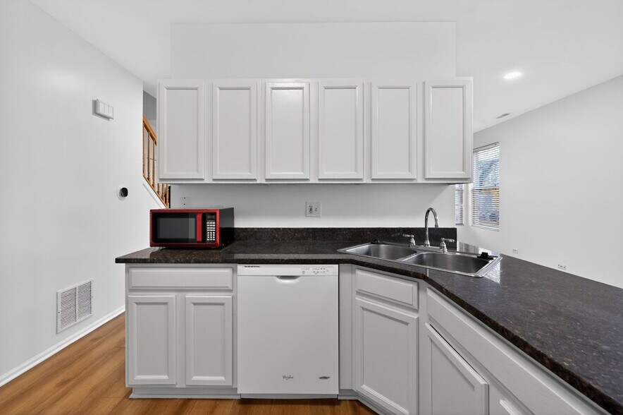 Building Photo - 708 Meadowridge Dr