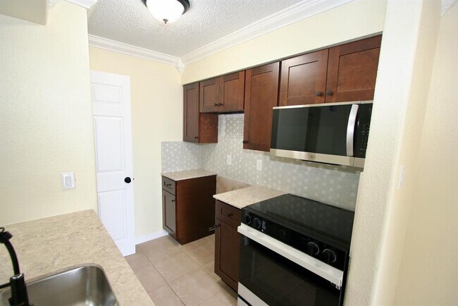 Building Photo - 17331 Red Oak Dr