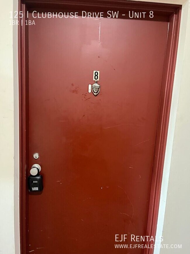 Building Photo - 125 Clubhouse Dr SW