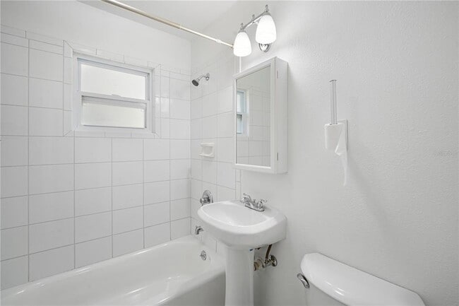 Building Photo - 1605 W Knollwood St