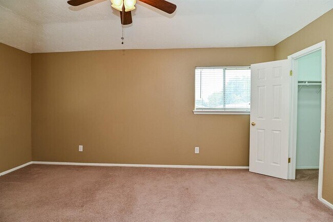 Building Photo - 6208 Vinewood Ln