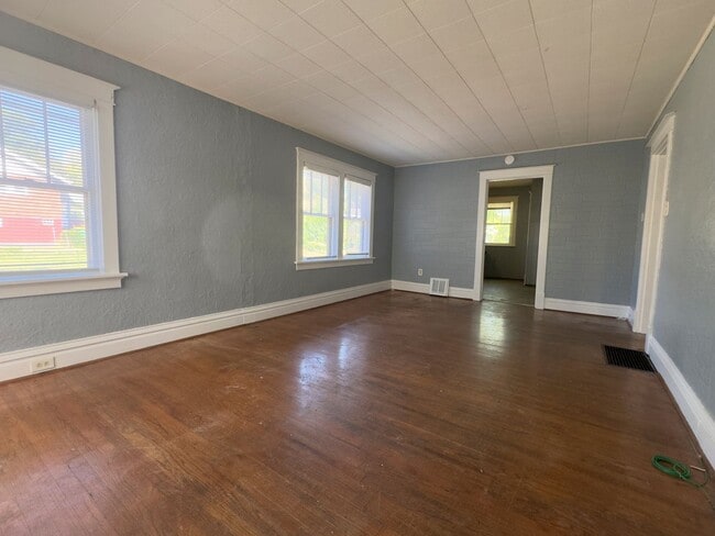 Building Photo - Charming 2-bedroom, 1-bath home featuring ...