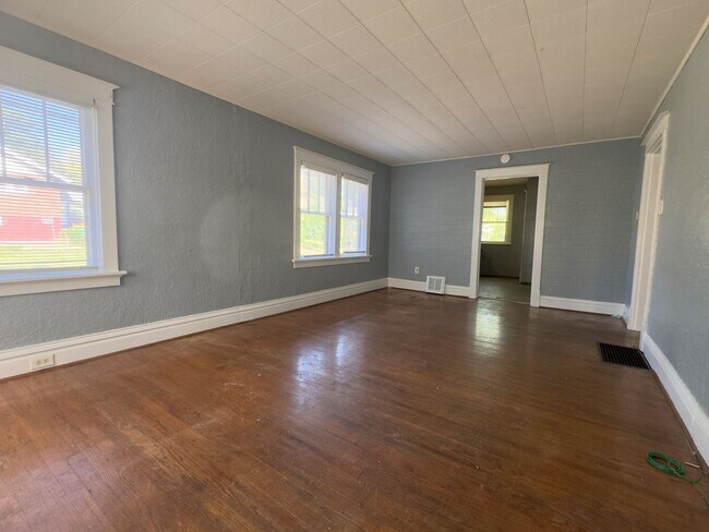 Building Photo - Charming 2-bedroom, 1-bath home featuring 900 sq. ft. of comfortable living space