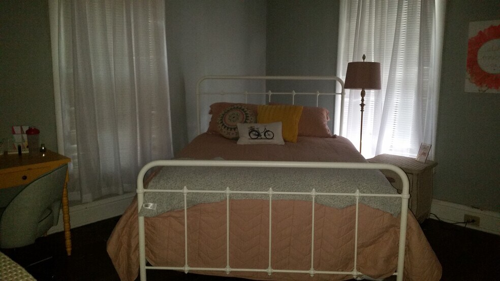 #A bedroom - 421 Woodland Ave