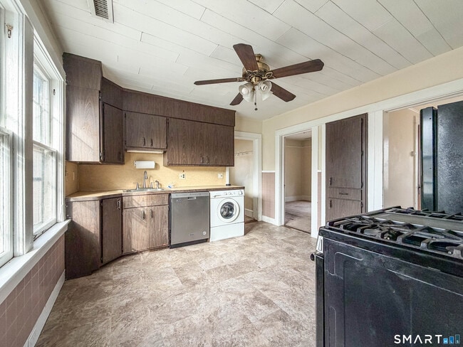 Building Photo - 72 Roosevelt Ave