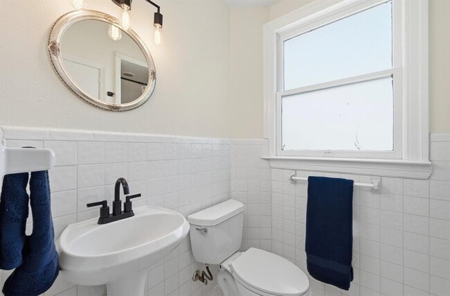 Building Photo - 1403 Windsor Rd