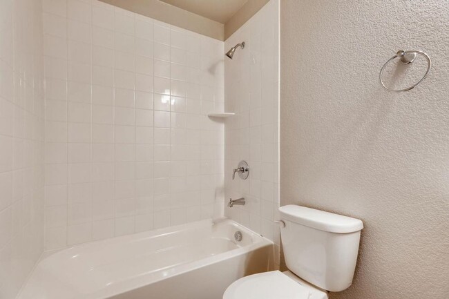 Building Photo - Stunning Modern 2 bedroom Townhome!!!