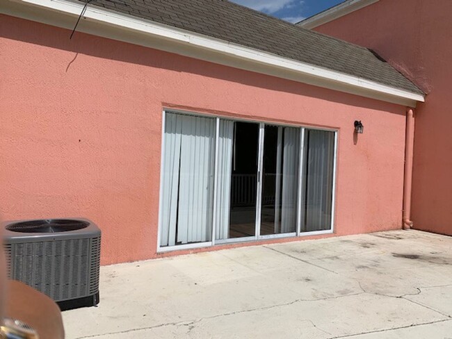 Building Photo - Location, Location, Location! Spacious Tow...