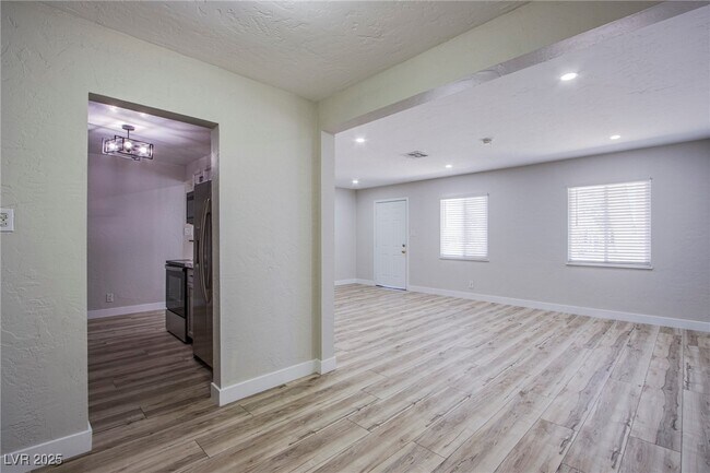 Building Photo - 1046 E Hassett Ave