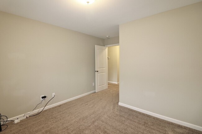 Building Photo - Spacious 4-Bedroom Home with Fireplace in Fayetteville, NC - A Must-See Rental Property!