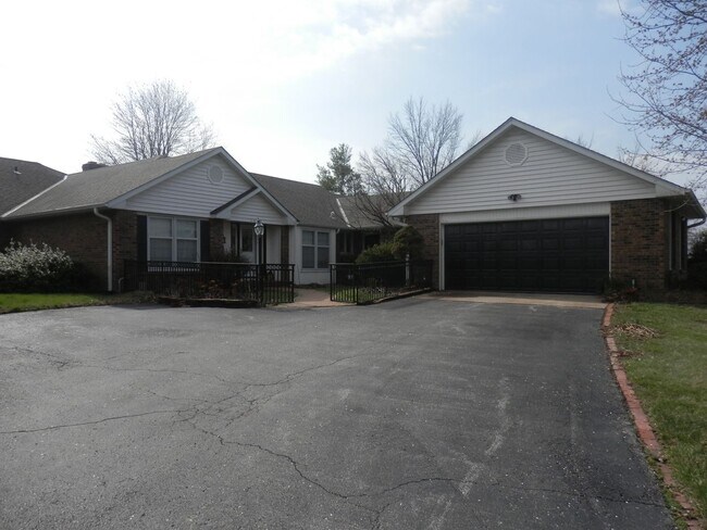Primary Photo - Spectacular 5 Bed 3 Bath With Amazing View...