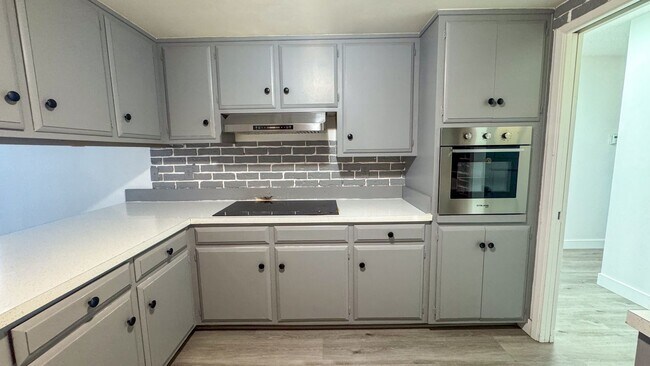 Building Photo - 50 Shadow Ln