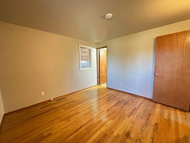 Building Photo - Northwest Area 3 Bedroom 2 Bath Rancher