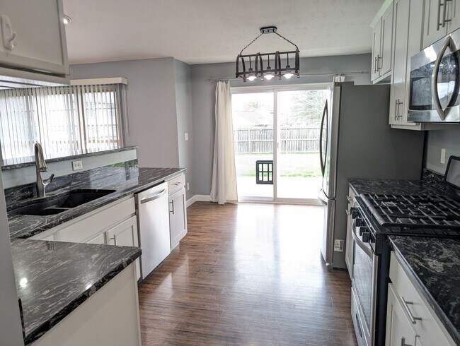 Building Photo - AVAILABLE 1/1/2026- 3 Bedroom / 2 Full Bath Home in Englewood!