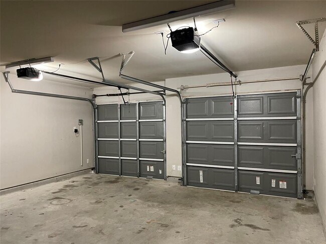 Building Photo - 13429 Raintree Dr