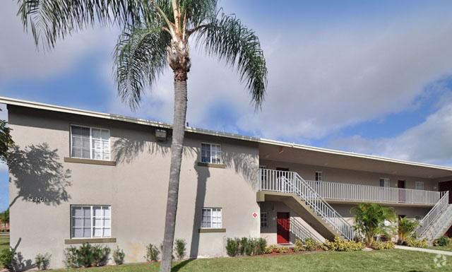 Building Photo - Villas at Palm Beach