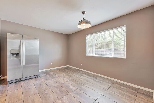 Building Photo - Large 6 Bedroom near Broadway & Rural!  POOL WITH SWIM UP BAR!