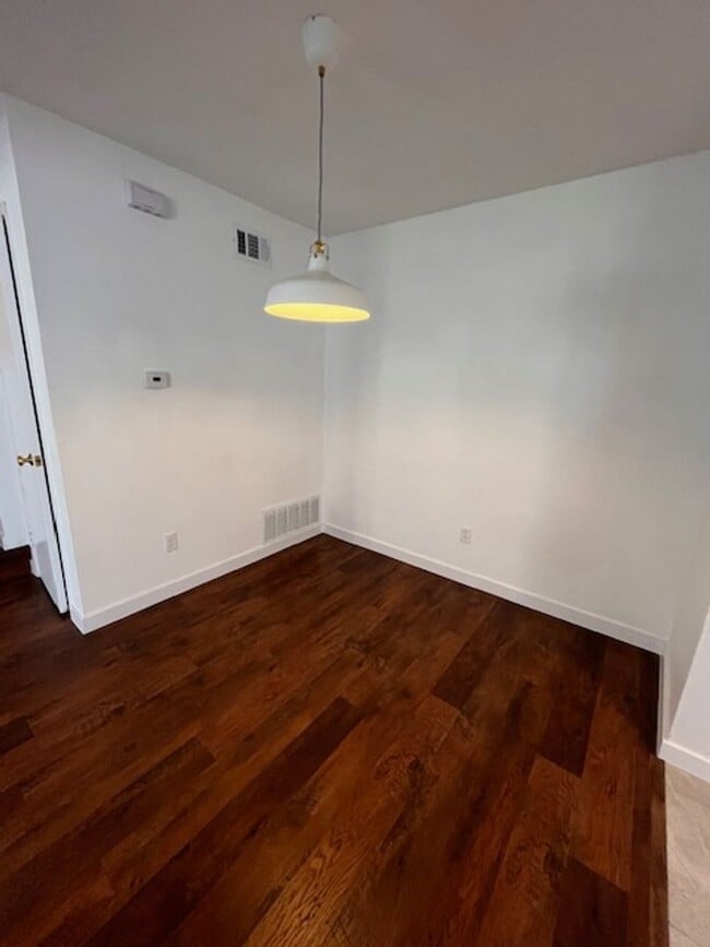 Building Photo - 3 bed 1.5 bath 2 story condo in Park Place...