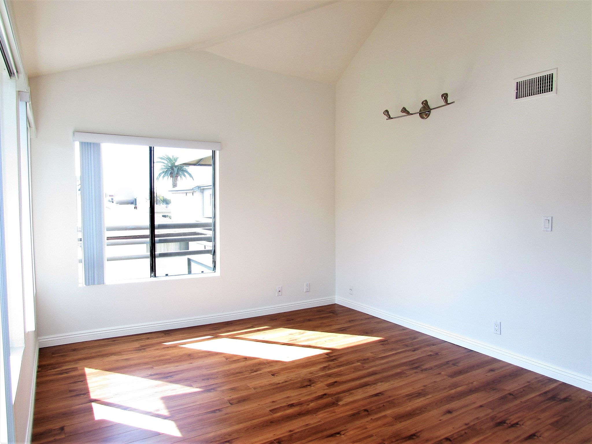Building Photo - 1141 N Columbus Ave