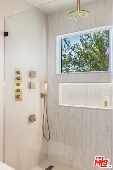 Building Photo - 8300 Grand View Dr