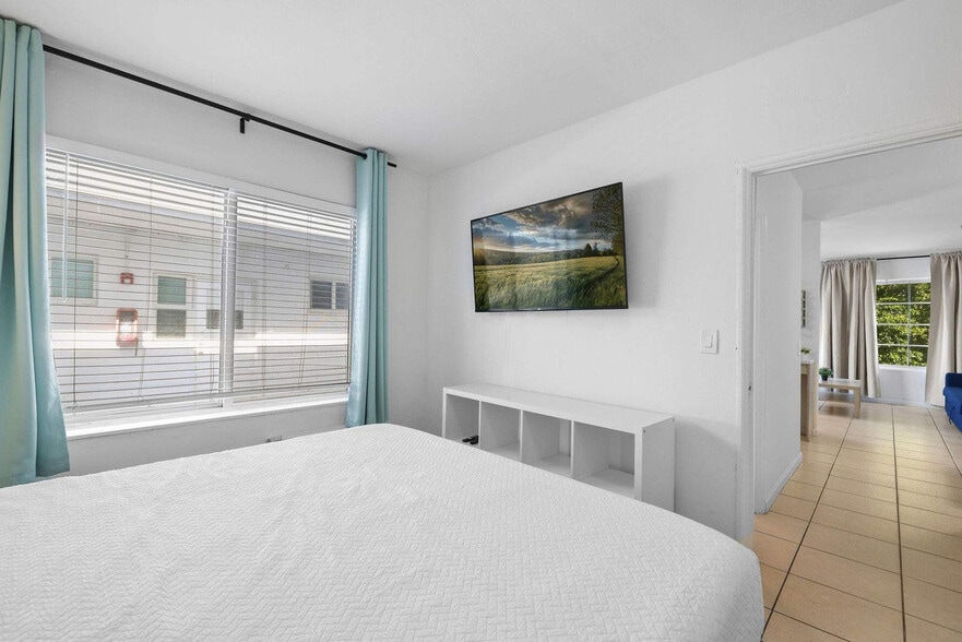 Building Photo - 7340 Harding Ave