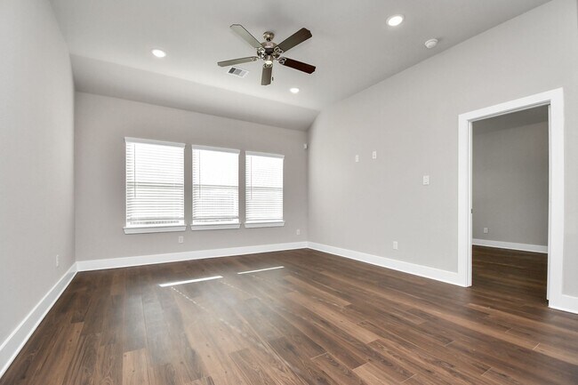 Building Photo - Elm