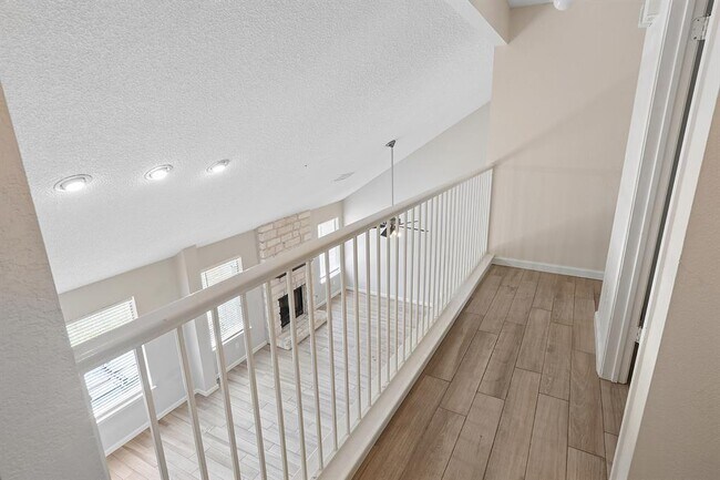 Building Photo - 15301 Ecorio Dr