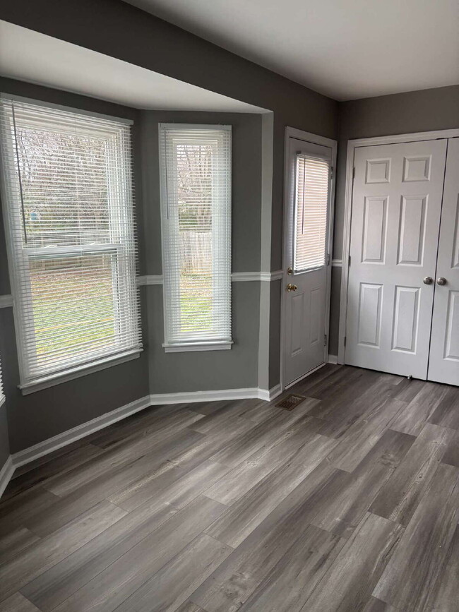 Building Photo - 392 Roselawn Dr