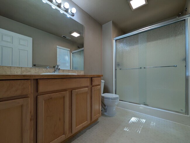 Building Photo - Beautiful 3-Bedroom, 2.5-Bath Home In River Road Area of Eugene!