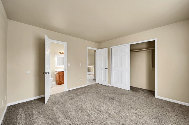 Building Photo - $2,095, 3 bed, 2 bath, located in Colorado...