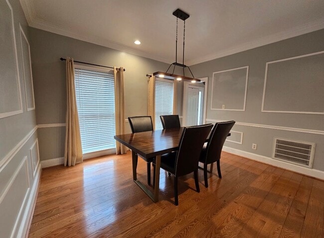 Building Photo - 117 E Clinton Dr SW