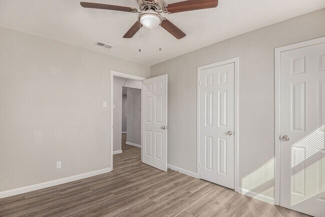 Building Photo - This charming 3-bedroom, 1-bath residence offers 1,000 square feet of comfortable living space, p...