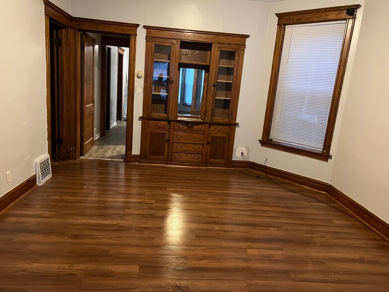 Dinning room - 6833 S Ada St