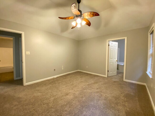 Building Photo - 3 bed, 2 bath in a gated community by Shel...